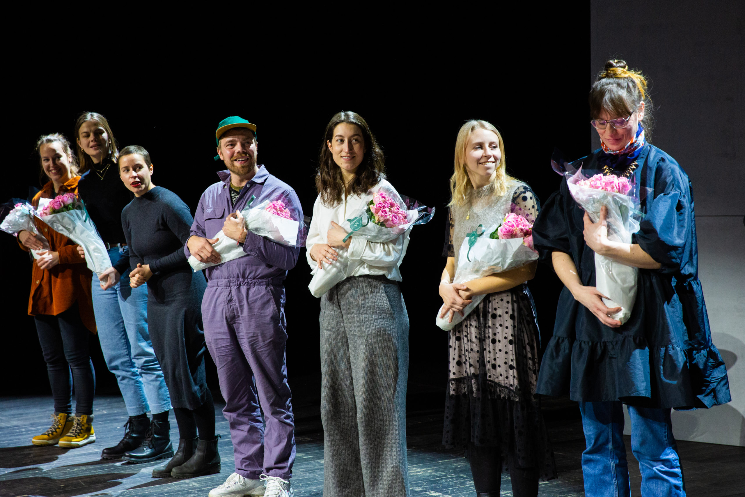 Fotografi. Bildet viser tre unge dramatikere som har mottatt blomster etter å ha deltatt på debutantprogrammet.