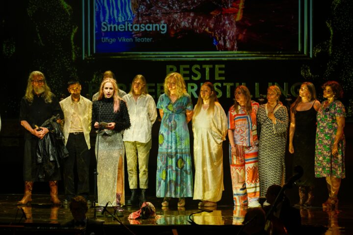 Ellen Jerstad og teamet tar imot Heddaprisen på Scenen på Nationaltheatret