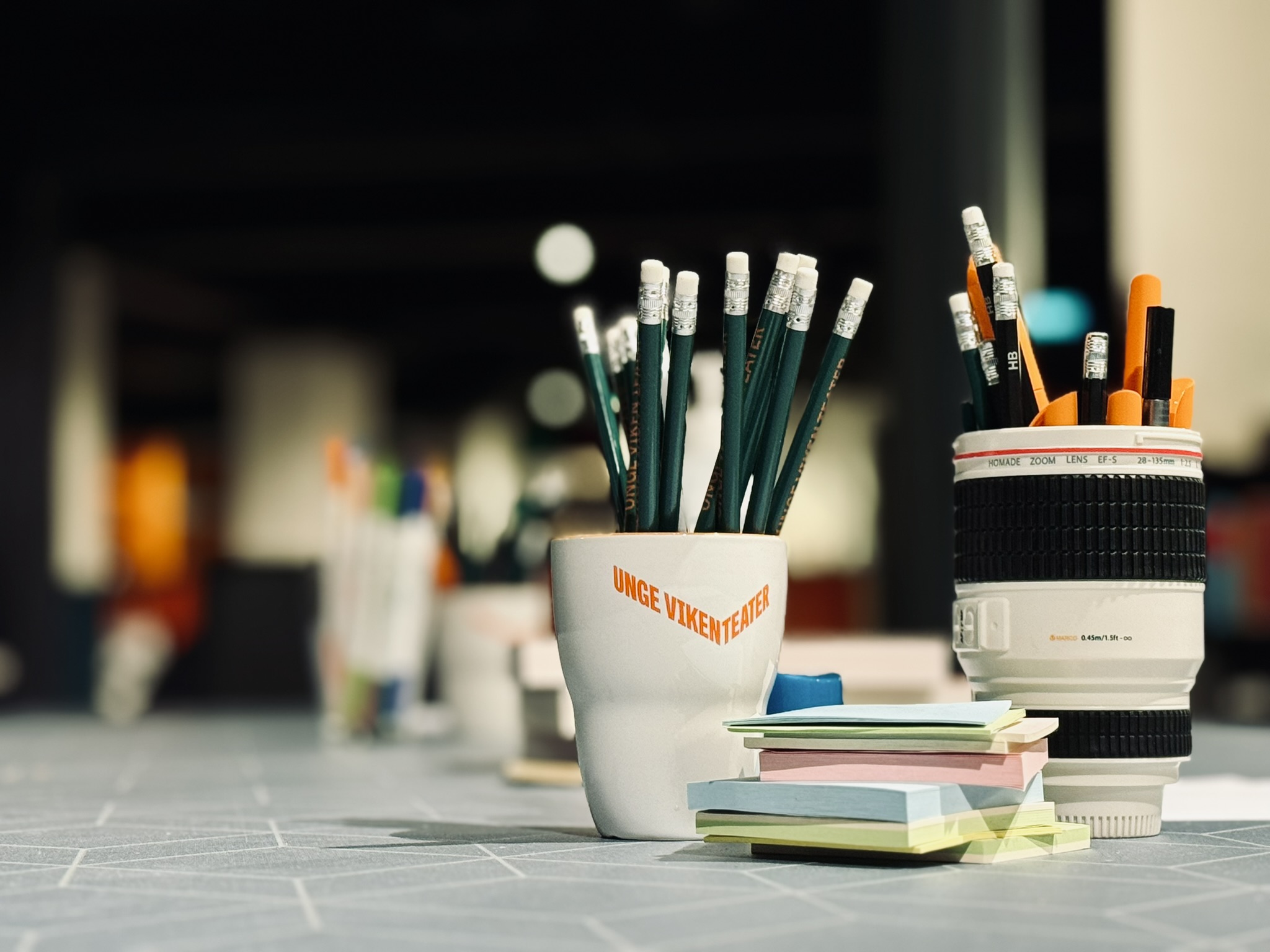 Nærbilde av post-it lapper og blyanter i en Unge Viken-kopp