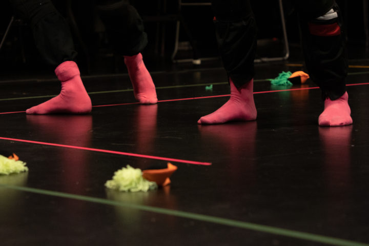 Dansende føtter i rosa sokker. Fra prøvene til Unison Puls. Foto Eiril Nås Høistad